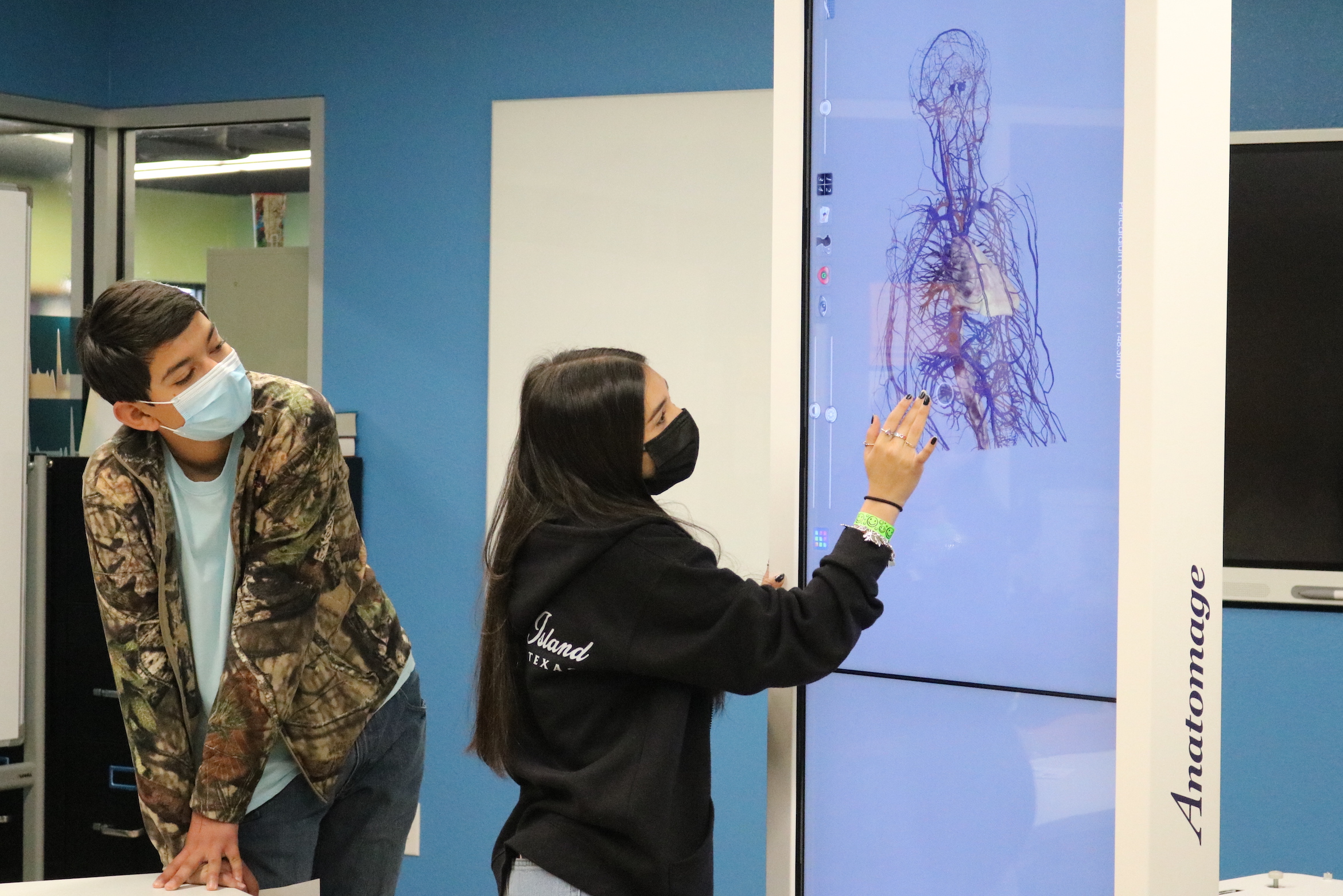 CAST Med Students at Anatomage Table Courtesy SAISD Communications